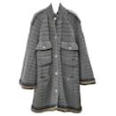 Abrigo largo de manga larga en gris claro de Chanel.