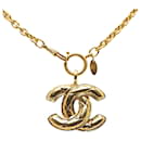 Colar com pingente Chanel CC em ouro e pulseira de fantasia
