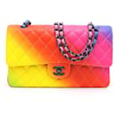 Bolsa com aba forrada com arco-íris médio acolchoada CC - Chanel