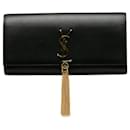 Bolso clutch con borlas Kate y monograma de Saint Laurent en negro