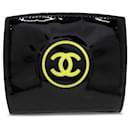 Portefeuille compact zippé Chanel CC noir verni