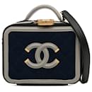 Chanel - Kleiner CC-Kosmetikkoffer aus Jersey mit Filigranmuster, Blau
