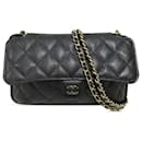 Faltbare Einkaufstasche aus schwarzem Nylon mit Graffiti-Motiv von Chanel mit Kaviarklappe