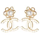 Boucles d'oreilles Chanel CC Dangle avec fausses perles et émail blanc I 23 C
