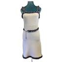 Robe blanche Chanel de la collection Printemps/Été 2014 avec bordure embellie de chaînes tricotées et ceinture, taille 38.