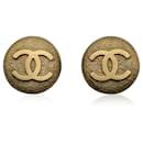 Pendientes de clip con logotipo CC en relieve redondo de metal dorado vintage - Chanel