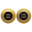 CC-Ohrringe mit runder Platte - Chanel