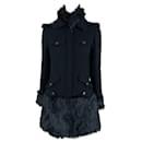 Cappotto nero in tweed con dettagli in pelliccia sintetica e decorazioni gioiello. - Chanel