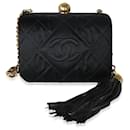 Chanel CC-Clutch aus schwarzem Satin mit gesteppter Tassel-Box 