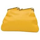 Bolsa de mão Just Cavalli amarela com padrão de crocodilo dobrado. Topo da moldura da bolsa.