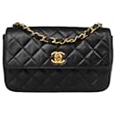 Chanel gestepptes Lammleder 24Umhängetasche „K“ aus Matelassé in Gold
