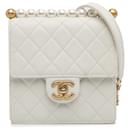 Chanel Weiße kleine schicke Perlen-Überschlagtasche