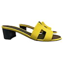 Hermes Oasis Sandalen mit ikonischem Absatz der Maison in gelbem Veloursleder. - Hermès
