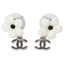 White floral CC earrings - Chanel