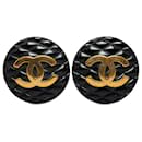 Boucles d'oreilles à clip CC matelassées en émail doré Chanel