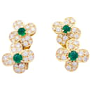 Van Cleef & Arpels Clips, "Fleurette", In yellow gold, diamonds and emeralds. - Autre Marque