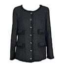 La collection de mondialisation la plus emblématique : veste en tweed noire - Chanel