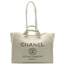 Borsa Chanel Deauville grande in feltro di lana bianca