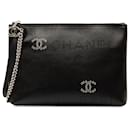 Bolsa Chanel com ilhós com logotipo preto