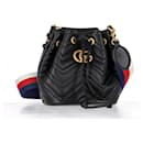 Gucci GG Marmont 2.0 Matelasse-Beuteltasche aus schwarzem Leder