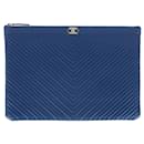 Chanel Chevron Classic Boy O Case Medium en cuir bleu