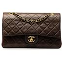 Rabat doublé en cuir d'agneau classique moyen marron Chanel