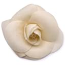 Spilla vintage con fiore in tela di seta beige Camelia Camelia - Chanel