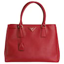 Rote mittelgroße Galleria-Tasche aus Saffiano-Leder mit Henkel - Prada