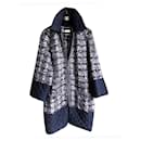 Abrigo de tweed con botones de bouclé de París / Salzburgo por 8,000 dólares. - Chanel