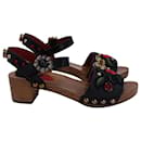 Verzierte Sandalen mit Holzsohle von Dolce & Gabbana aus schwarzem Leder