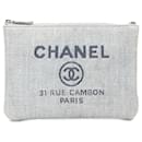 Estuche Deauville O pequeño de lona azul de Chanel