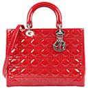CHRISTIAN DIOR Grand sac à main Lady Dior en cuir verni en rouge