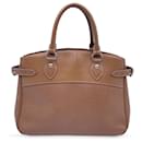 Cartable Passy PM Bag en cuir épi marron clair - Louis Vuitton