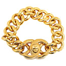 Bracelet chaîne à verrou tournant CC doré Chanel