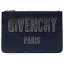 Bolso clutch de cuero azul con logo de Givenchy