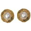 Boucles d'oreilles clips Chanel Vintage CC Pearl en métal doré