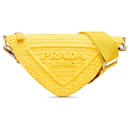 Sac à bandoulière triangulaire en raphia jaune Prada