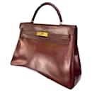 Hermès Kelly handbag 32 returned in burgundy box leather, garniture en métal doré