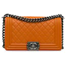 Bolsa Chanel média em pele de cordeiro laranja com aba crossbody