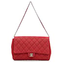 Pochette rouge Chanel matelassée Caviar New sur sac à bandoulière en chaîne