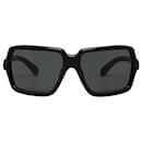 Schwarze, getönte Miu Miu Sonnenbrille mit quadratischem Design