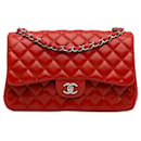 Bolsa de ombro com aba Chanel Jumbo Classic vermelha forrada de pele de cordeiro