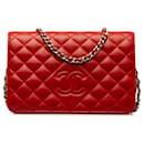 Portafoglio rosso Chanel Diamond CC in pelle di agnello su borsa a tracolla con catena