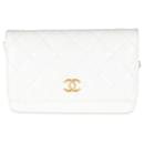 Chanel Punk Essentials Geldbörse mit Kette aus gestepptem Ziegenleder in Weiß 