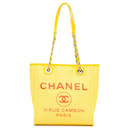 Chanel, kleine Deauville-Tasche aus Bast, gelb