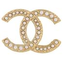 NEW CHANEL CC PEARL LOGO BROOCH 2024 IN GOLD METAL GOLD PEARLS BROOCH - Chanel
