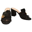 Sapatos de salto alto Gucci Marmont Peep Toe Kiltie em camurça preta, tamanho 40 IT / 10 US.