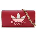 Cartera de cuero con cadena Adidas roja de Gucci