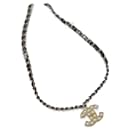 Collier pendentif en perles noires et chaîne Chanel