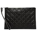 Bolsa clutch de couro preto com relevo Bottega Veneta